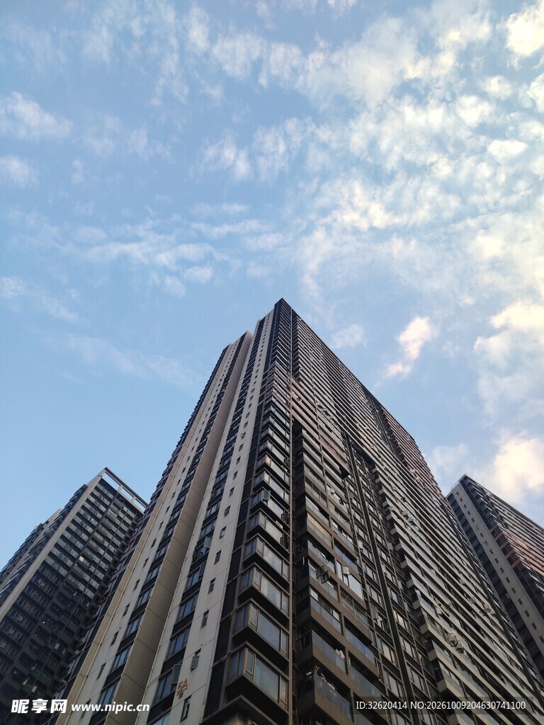 仰拍城市摩天高楼