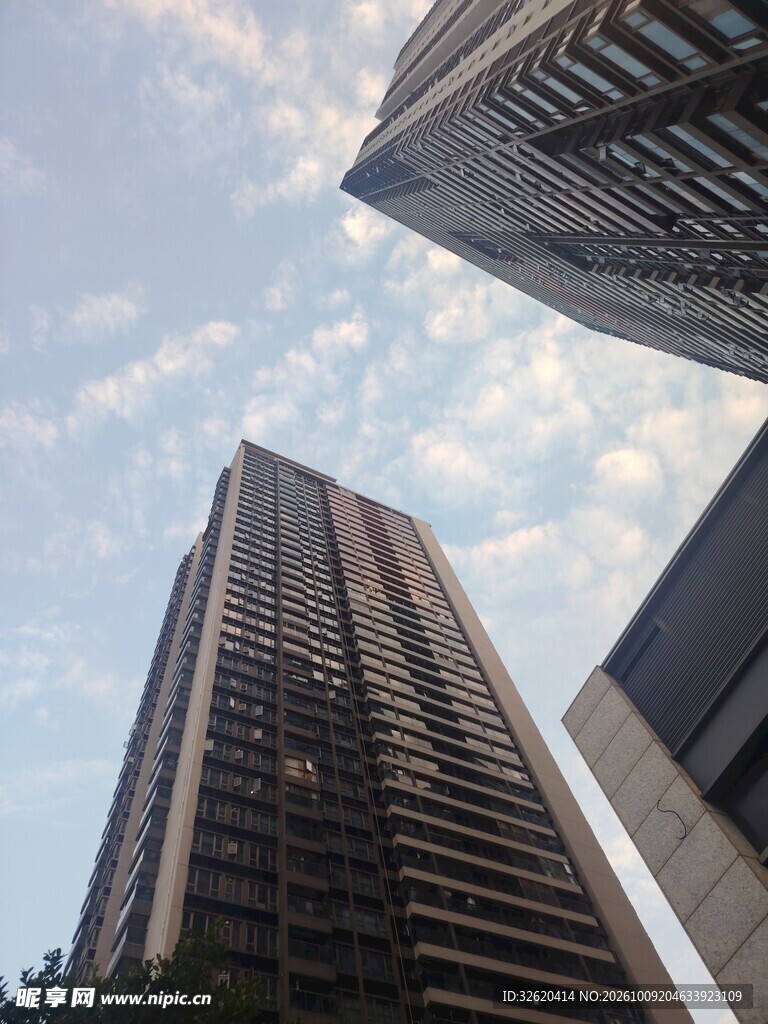 仰拍城市高层住宅楼