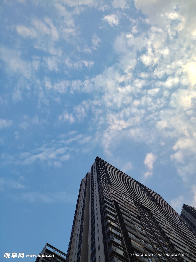 晴空下的摩天大楼