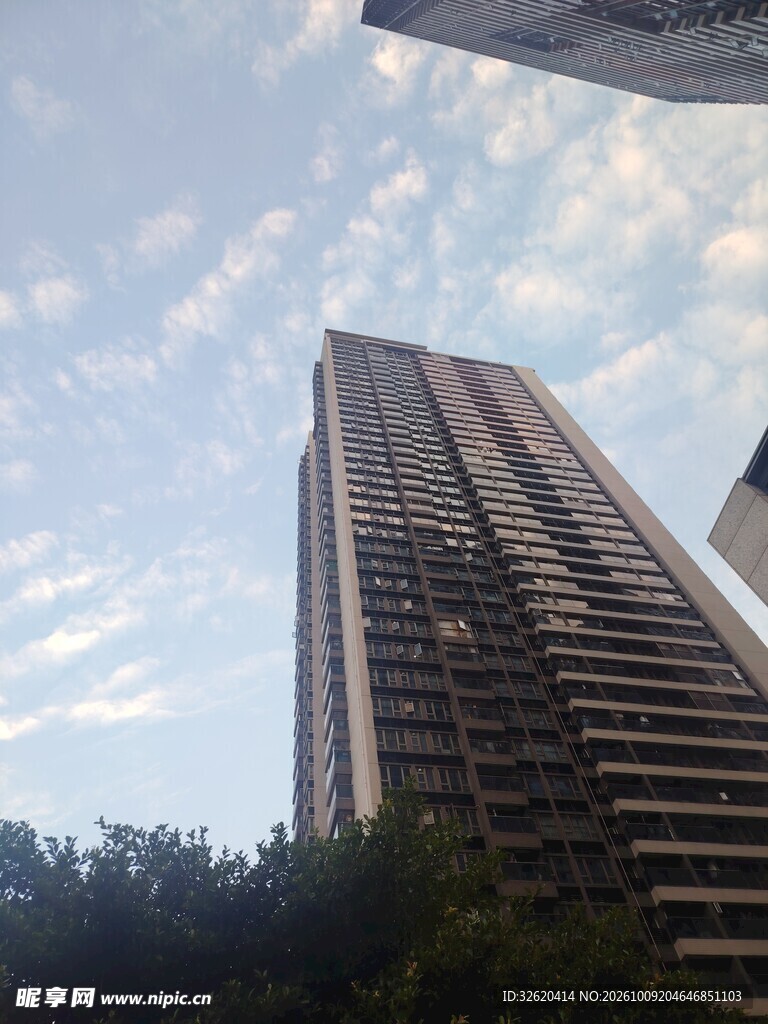 仰拍城市高层住宅楼