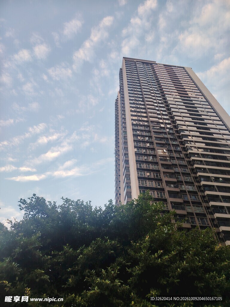 仰拍城市高层住宅楼