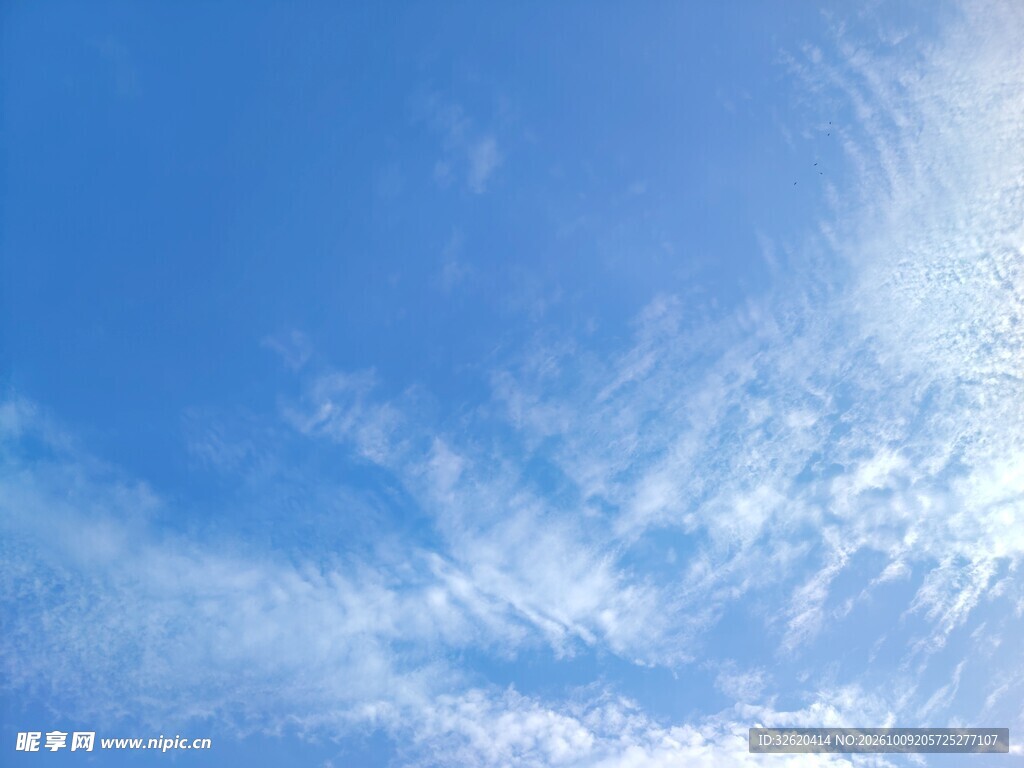 蓝天薄云自然风景