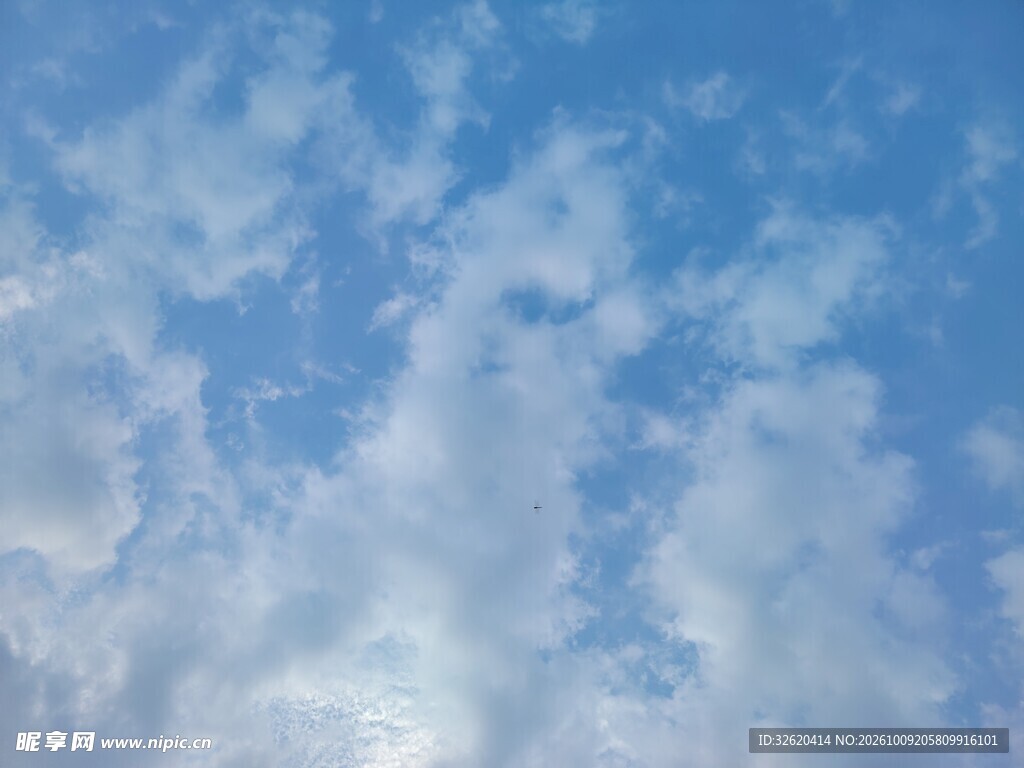 晴空蓝天轻薄云絮