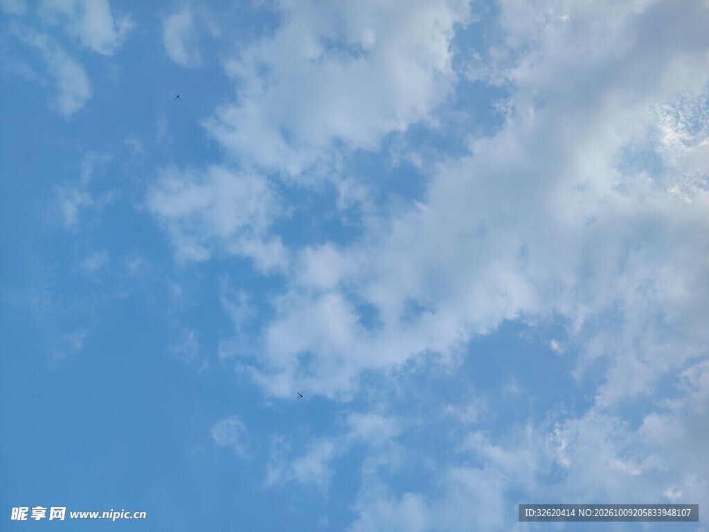 蓝天淡云晴空景象