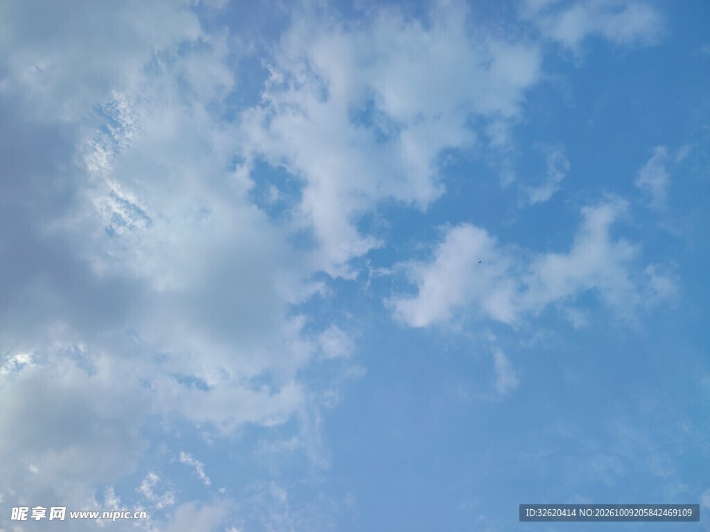 蓝天淡云自然风景