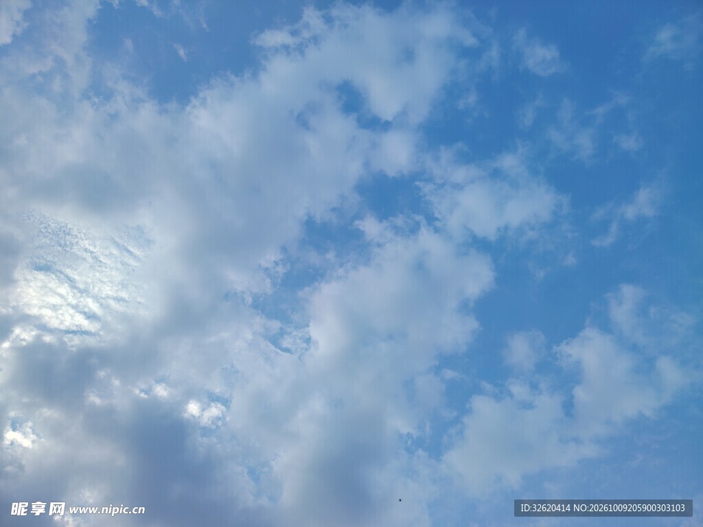 蓝天薄云自然风景