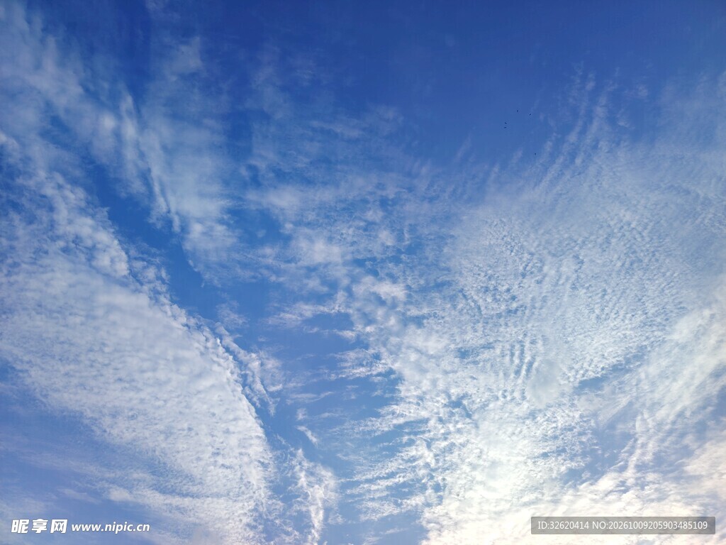 澄澈蓝天柔云景致