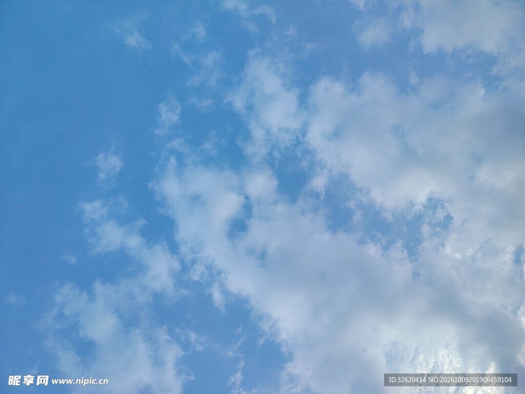 蓝天淡云晴空景象