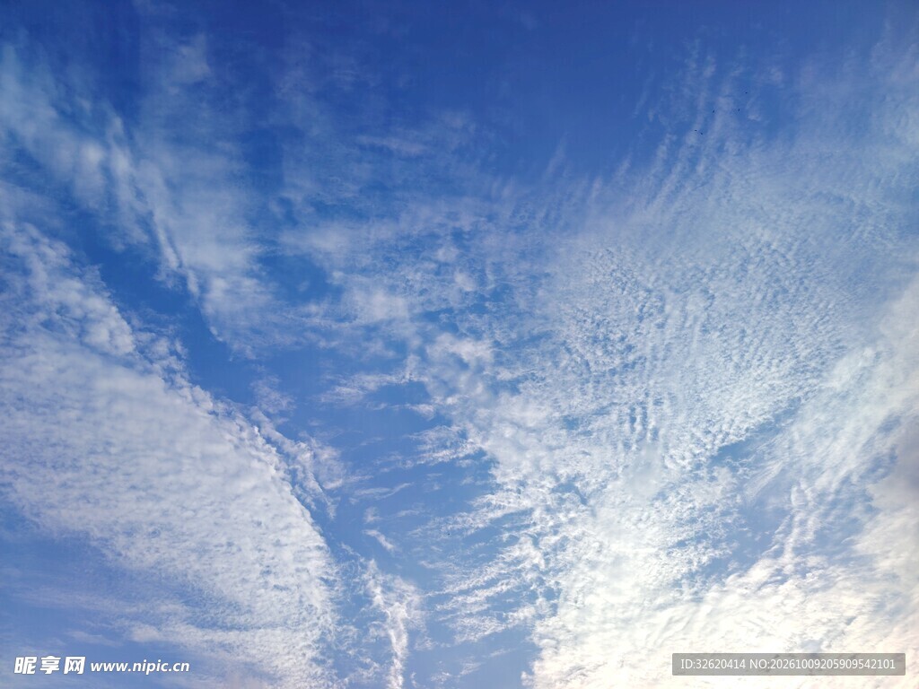 晴日蓝天飘逸卷云