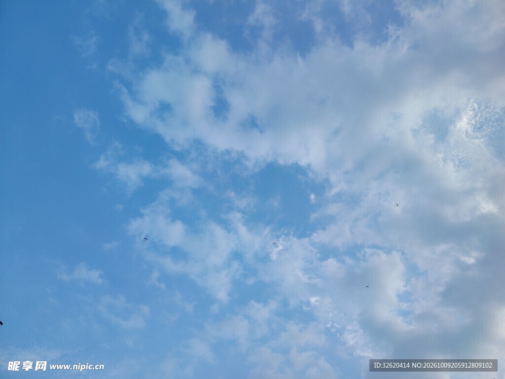 蓝天薄云晴空景观