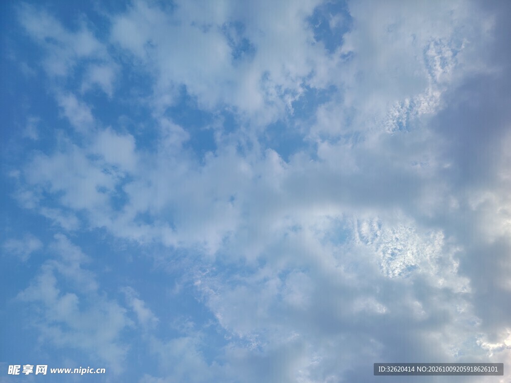 蓝天碎云天空背景