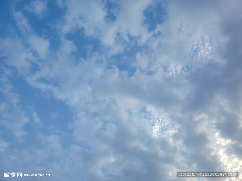 蓝天薄云晴空景象