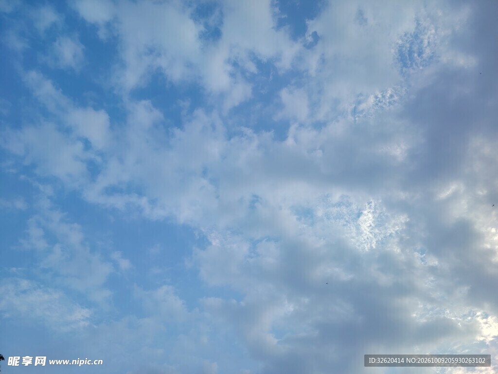 蓝天淡云晴空景象