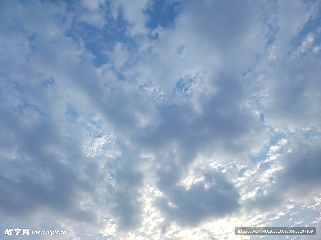 蓝天碎云自然美景