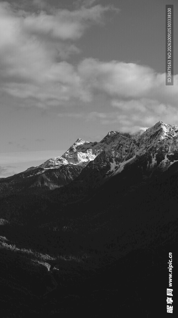 黑白高山云天风景