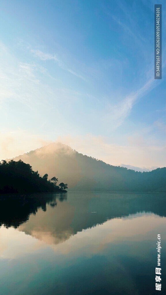 晨雾山湖自然风光