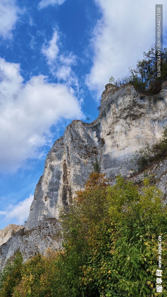 崖壁蓝天山野风光