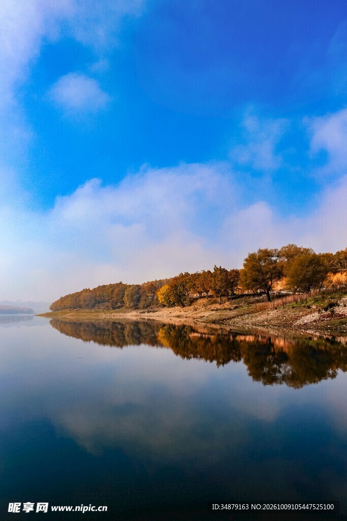 湖畔蓝天自然美景