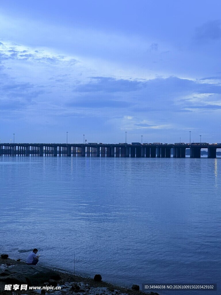 蓝调湖岸静谧风光