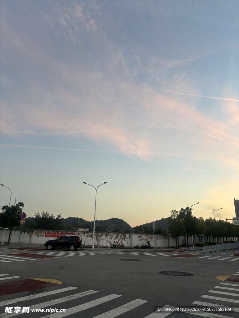 黄昏路口晚霞街景