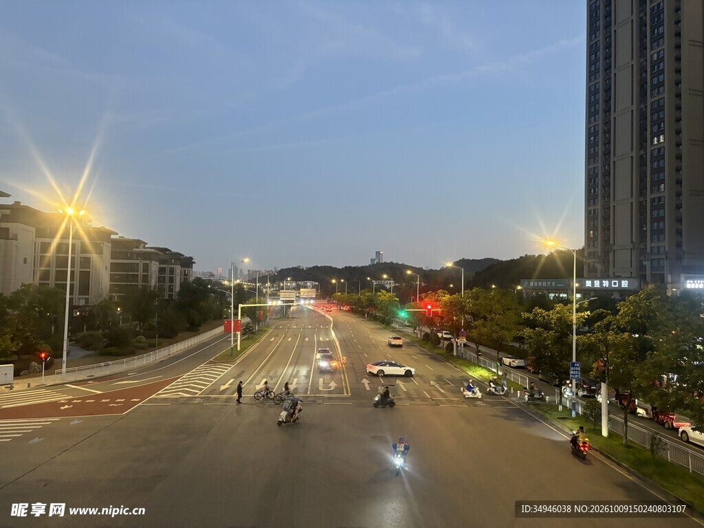 傍晚城市道路街景