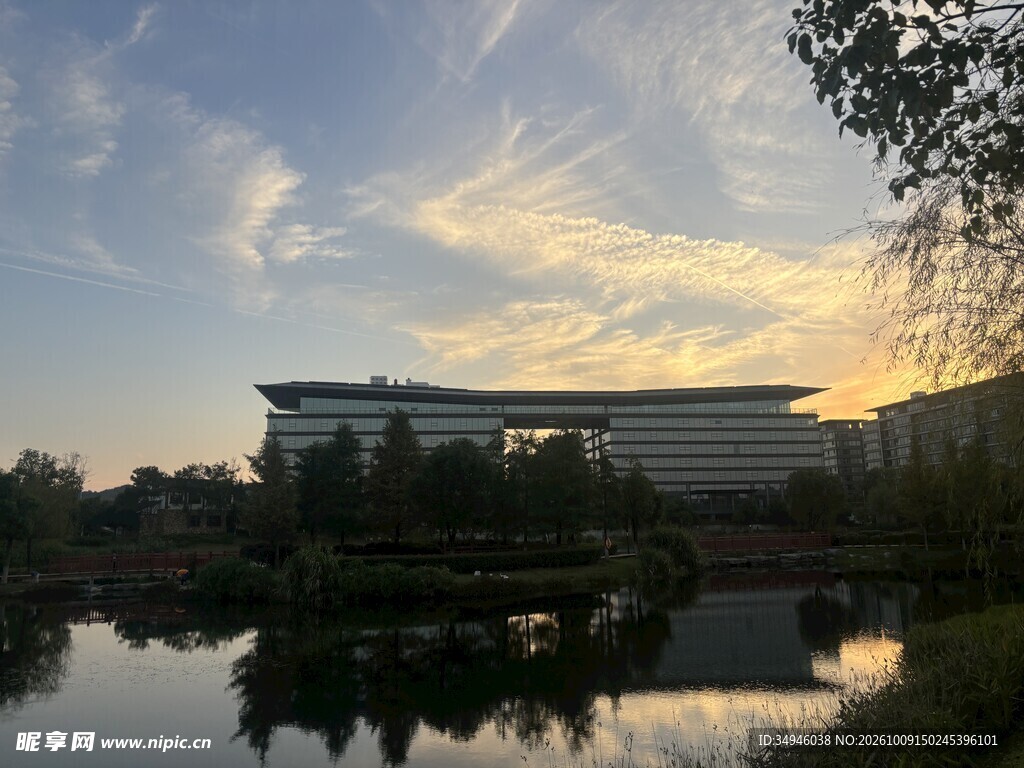 湖畔黄昏建筑剪影