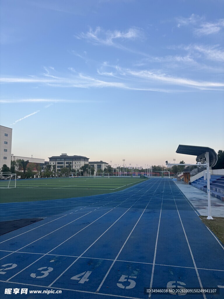 校园田径运动场风光