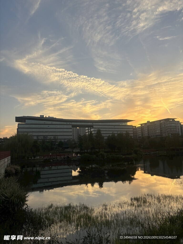湖畔黄昏建筑剪影