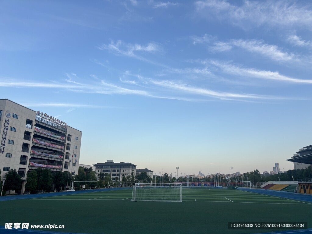 校园操场晴空美景