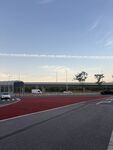 晴空下的公路与飞机