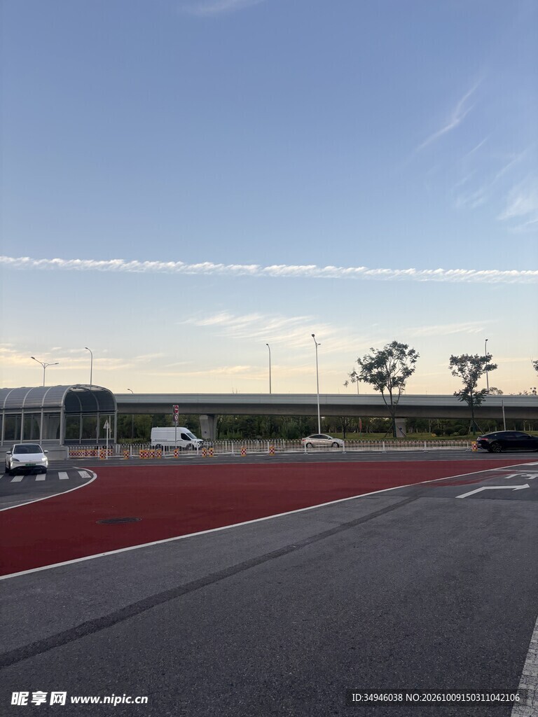 晴空下的公路与飞机