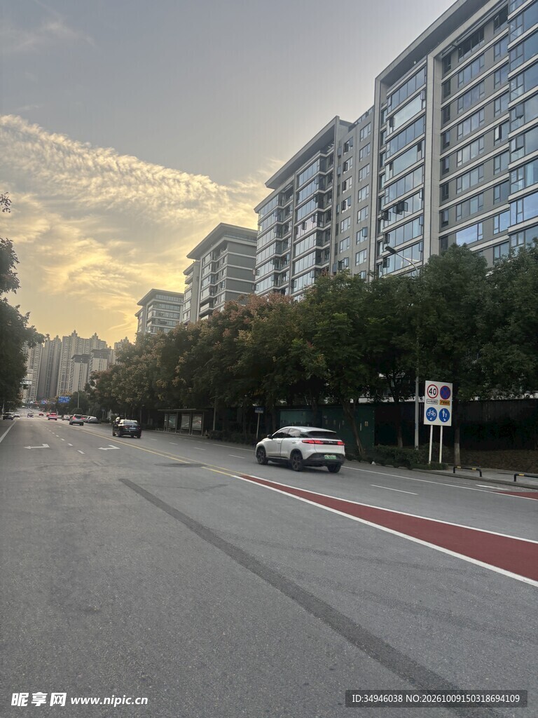 黄昏城市街道街景