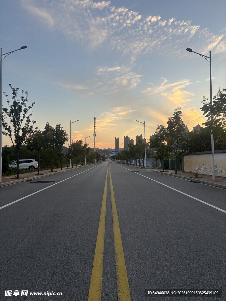 黄昏下的空旷公路