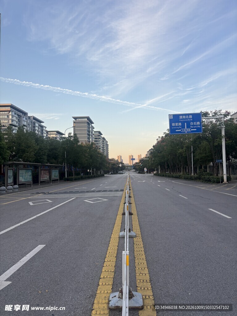 清晨空旷城市道路