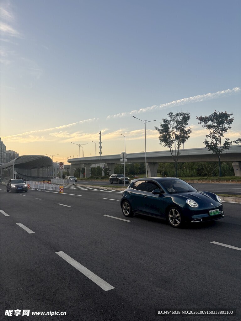 黄昏公路行驶的跑车