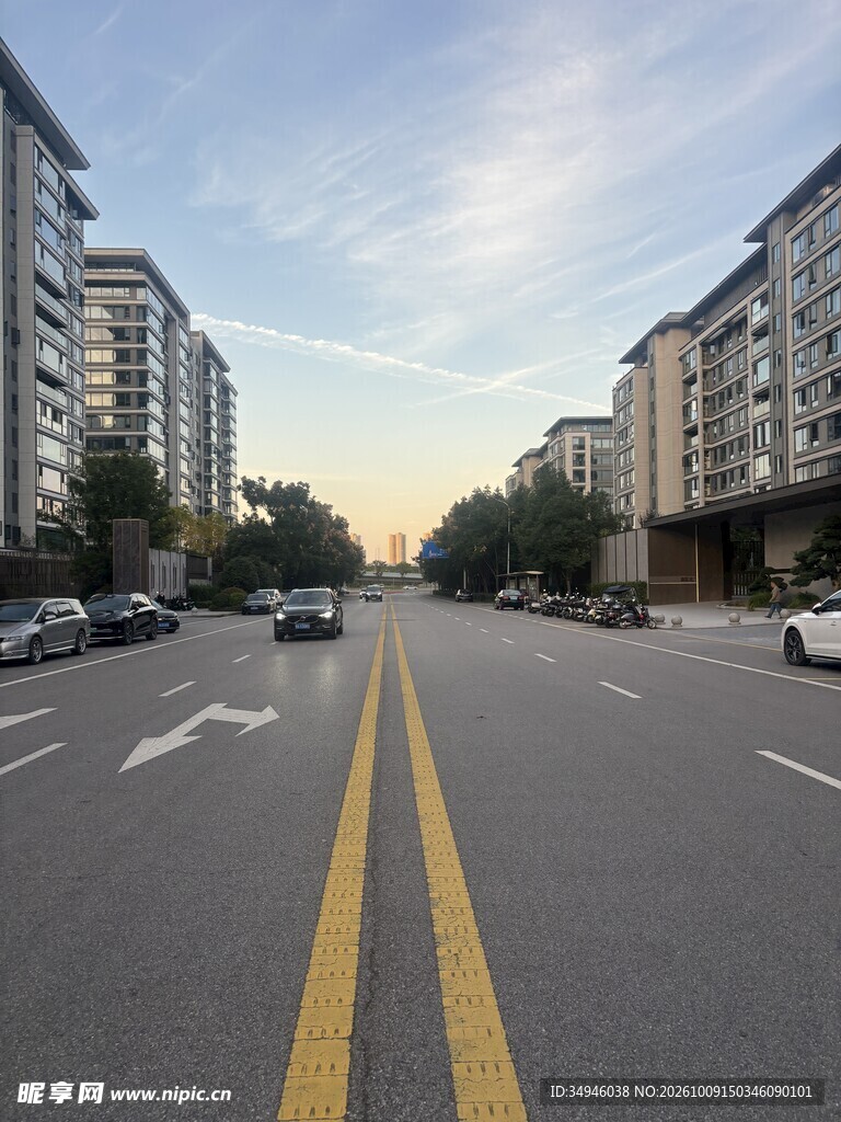 城市清晨居民区街道