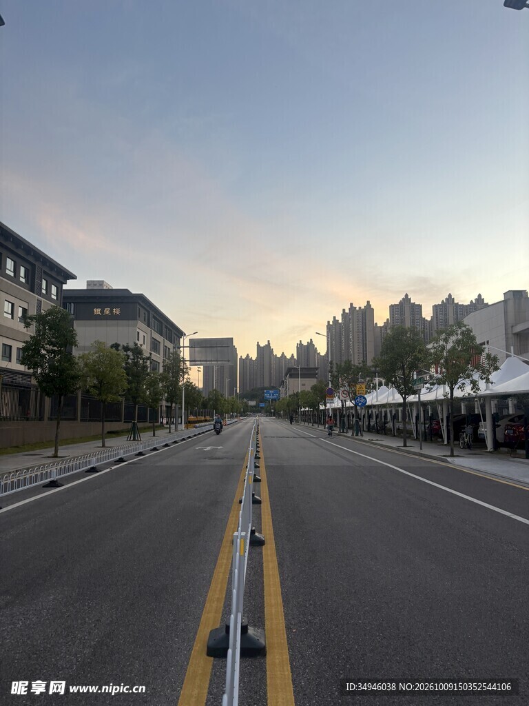 清晨空旷城市街道