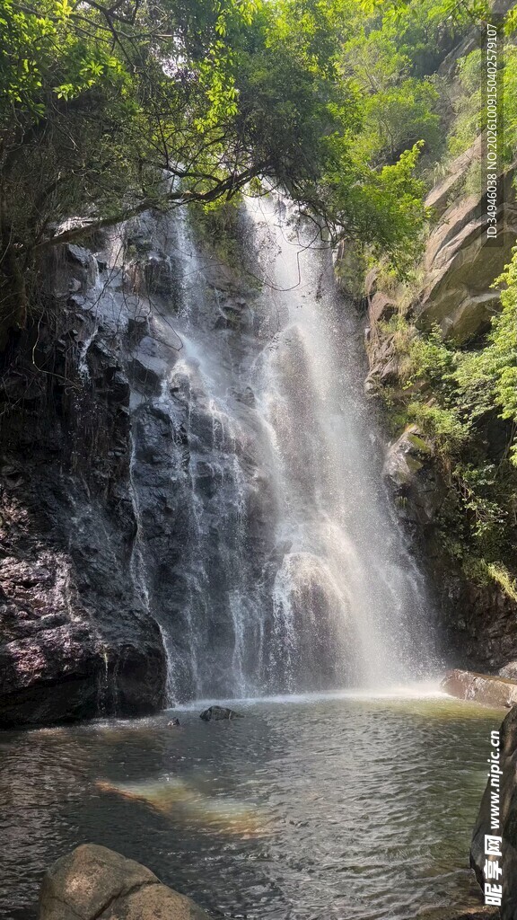 林间瀑布自然美景