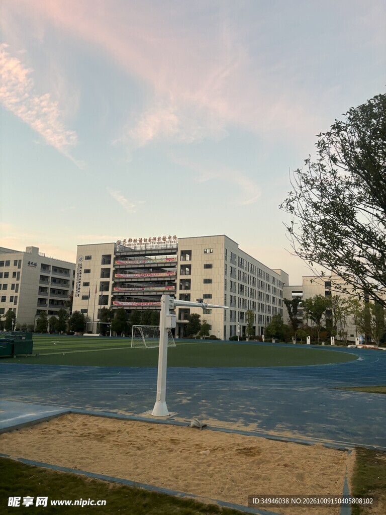 傍晚校园建筑风光