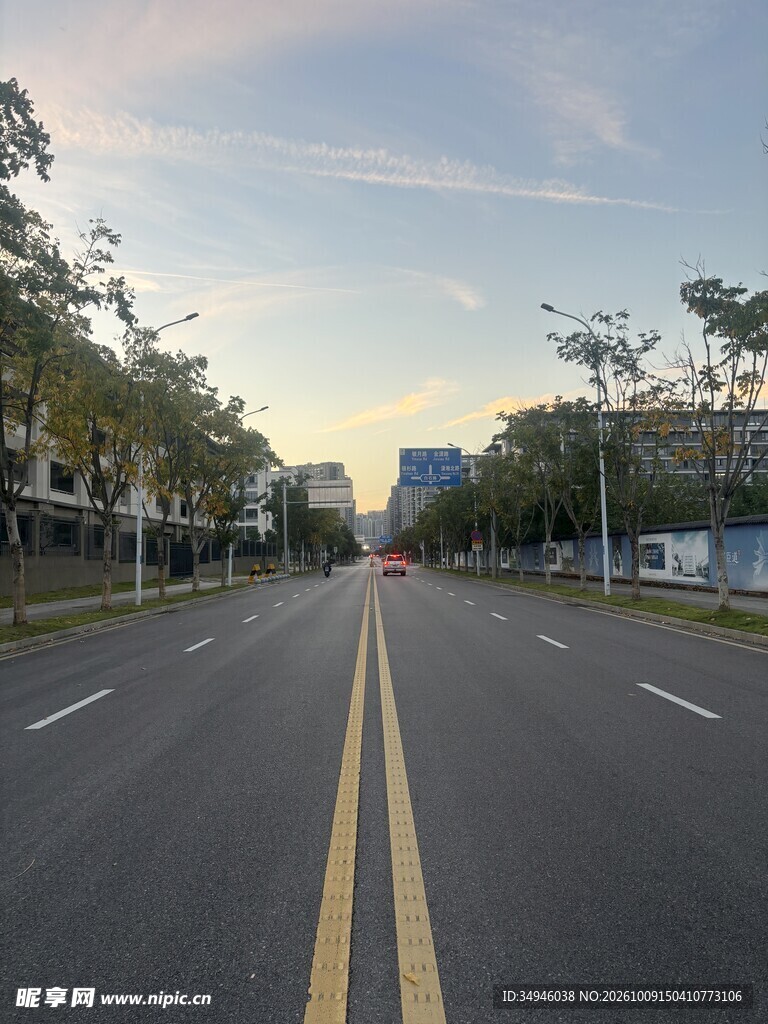 黄昏城市道路街景