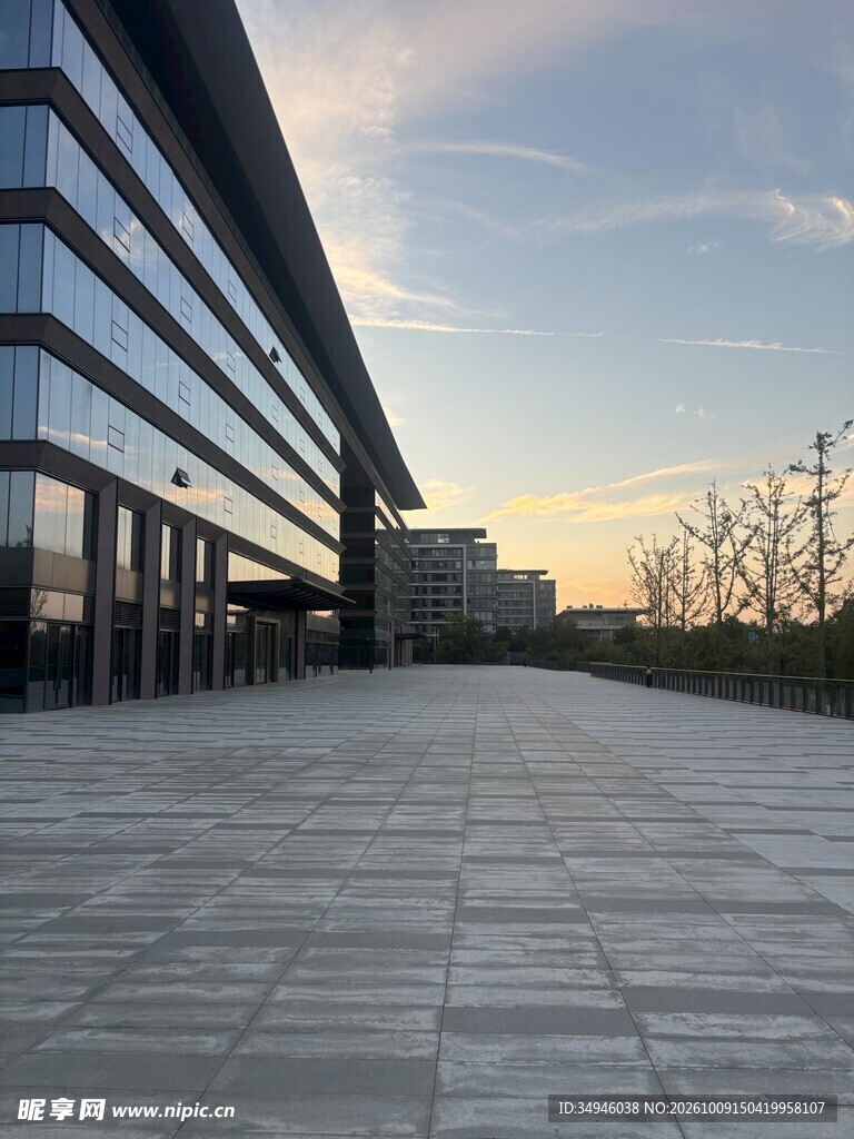暮色下现代建筑广场