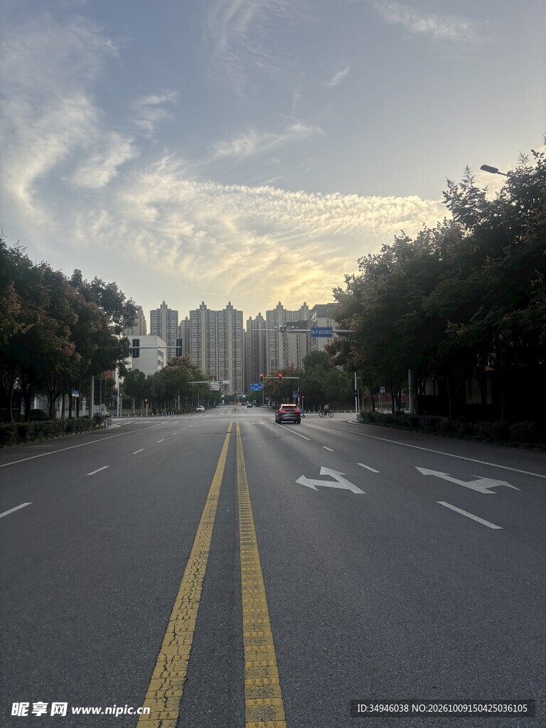 黄昏城市道路街景