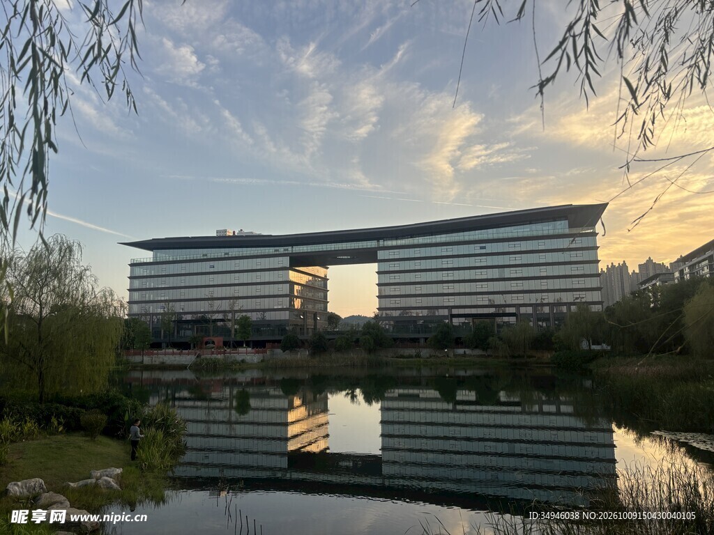 临水现代建筑黄昏美景