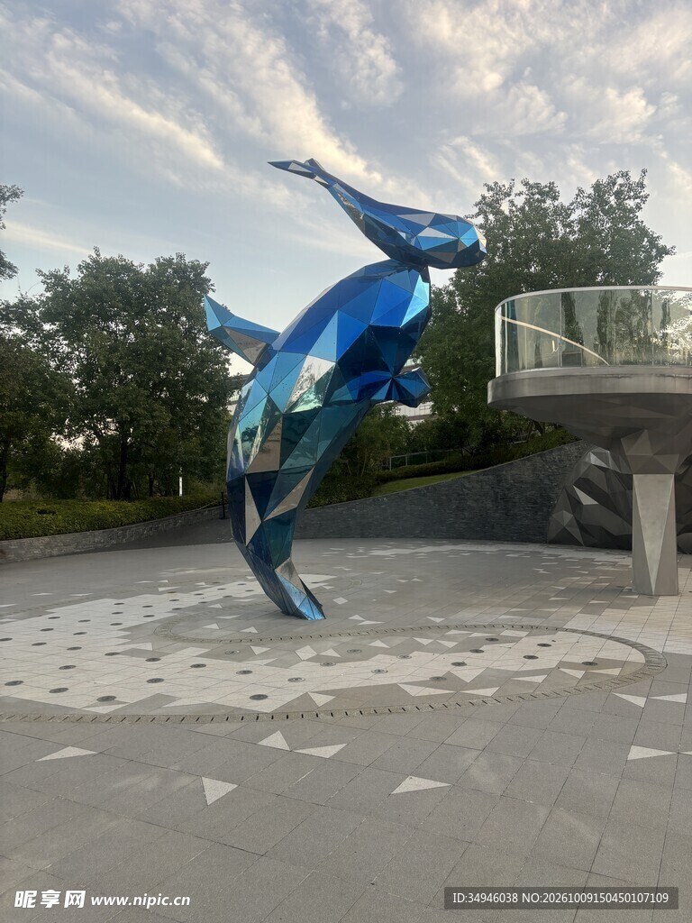 广场蓝色海豚雕塑