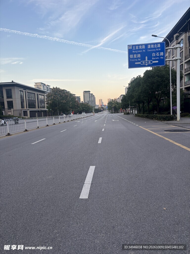 清晨空旷城市道路