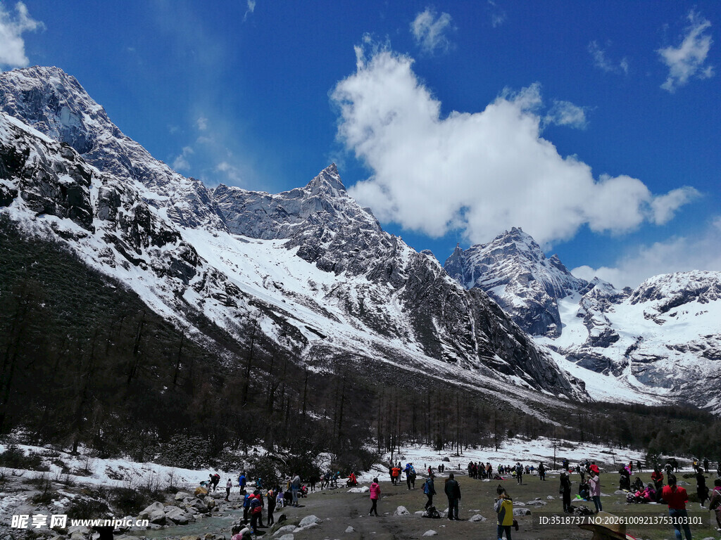 毕棚沟雪山