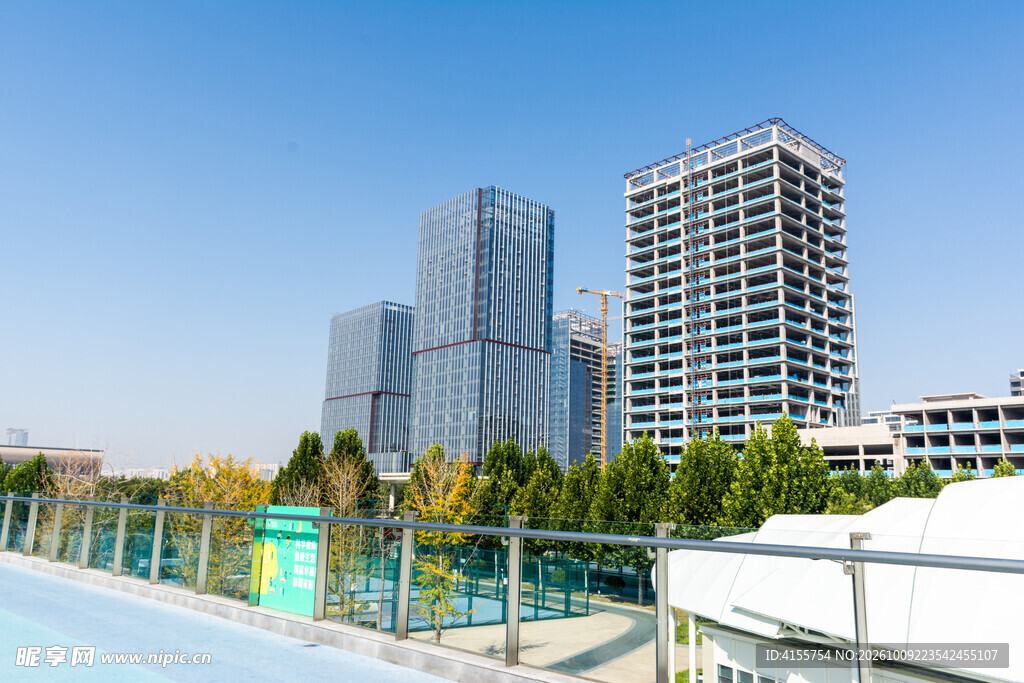 城市高层楼宇晴日风光