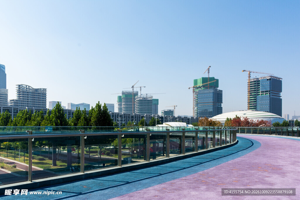 城市彩色跑道远景风光