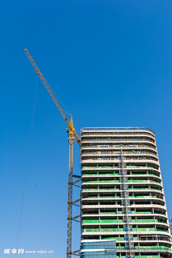 蓝天下在建高楼与塔吊
