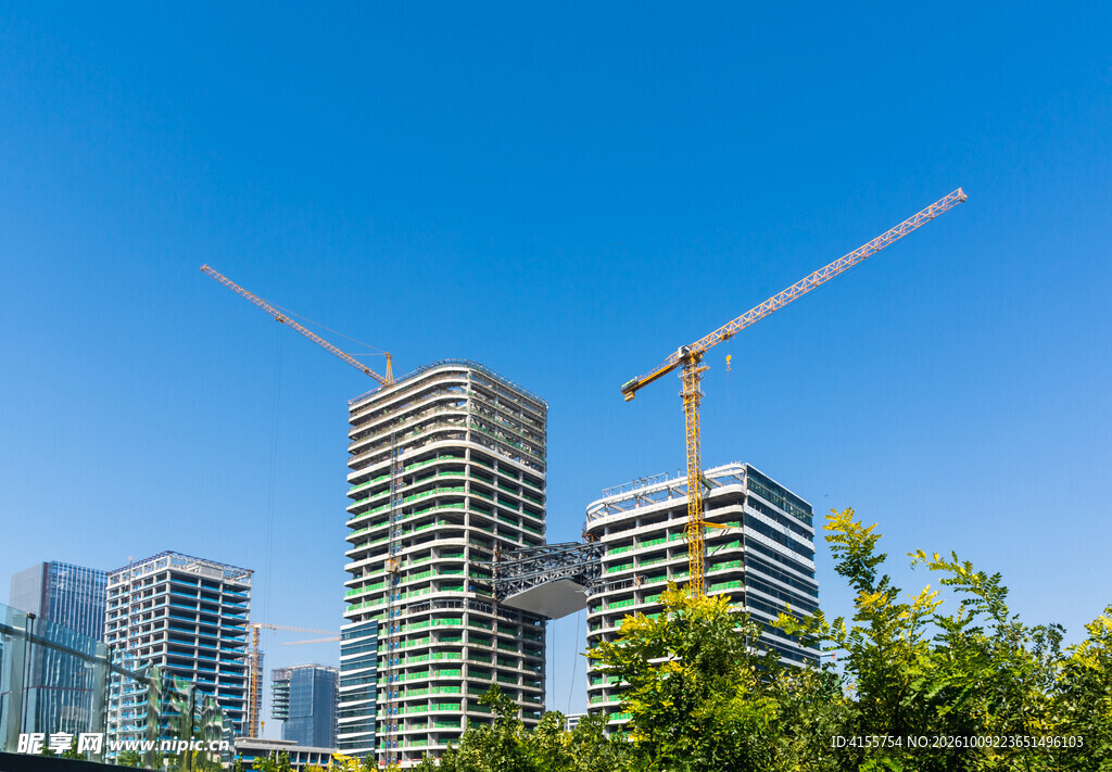 城市在建高楼与塔吊